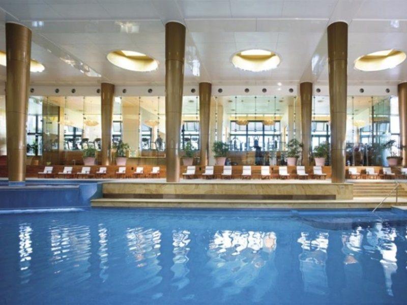 Crown Towers Melbourne Hotel Exterior photo The pool at the InterContinental
